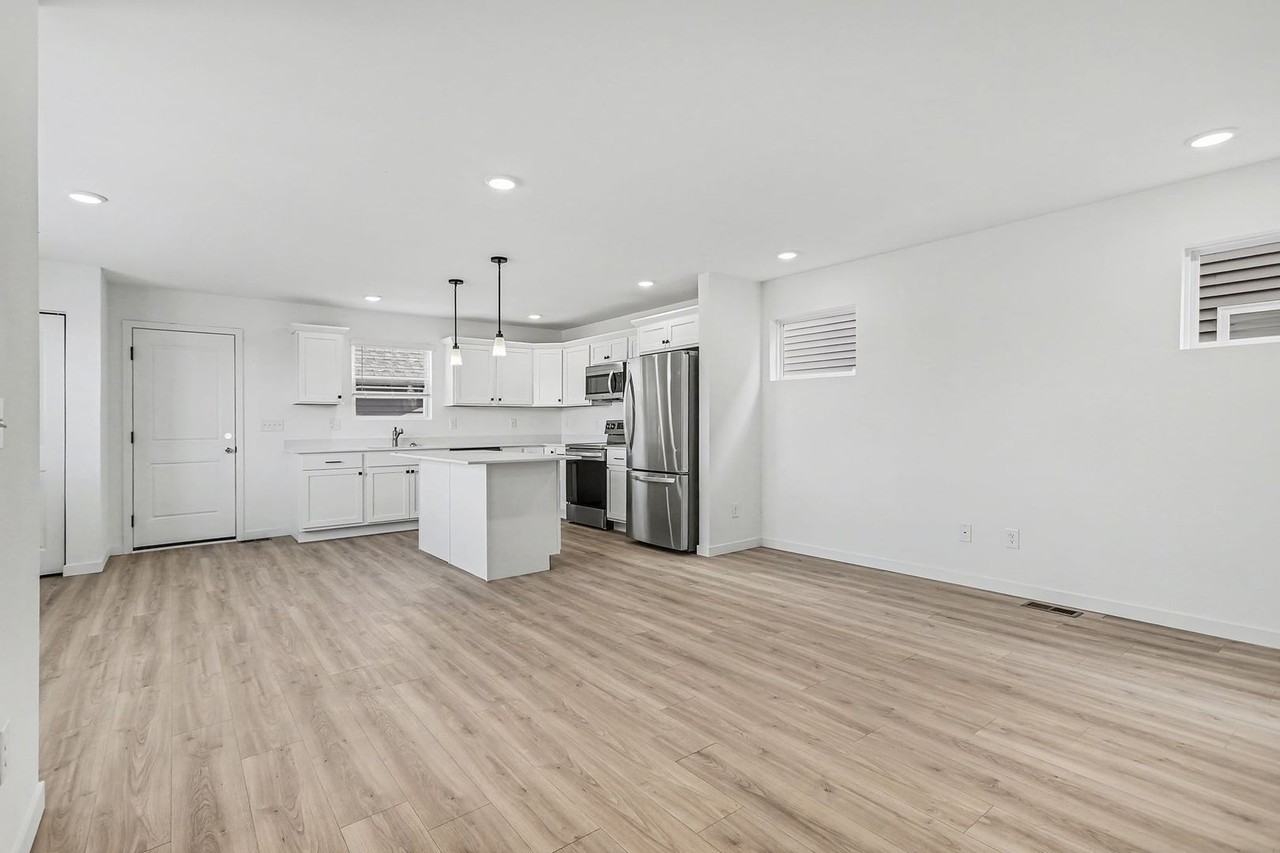 1657 Kennedy - Photo 4 of 24