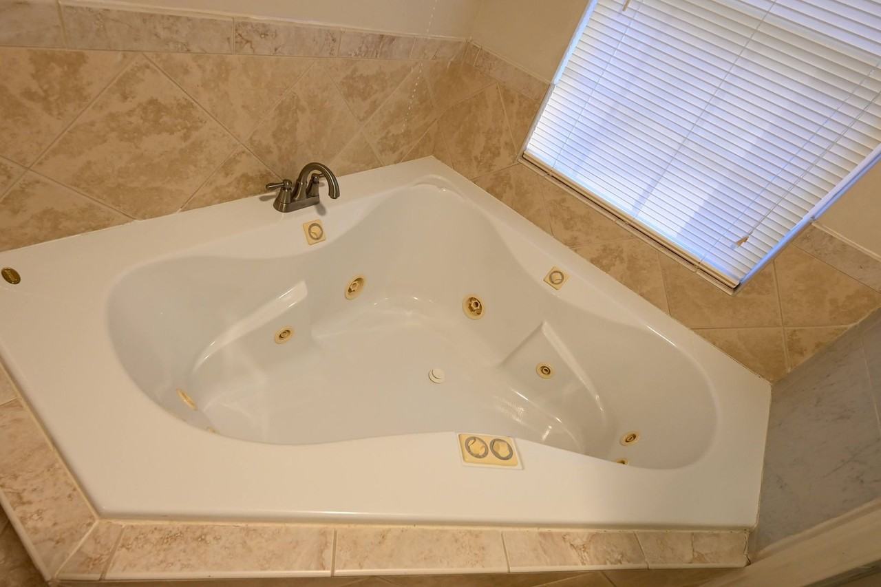 7122 Ramblewood Dr - Photo 5 of 50