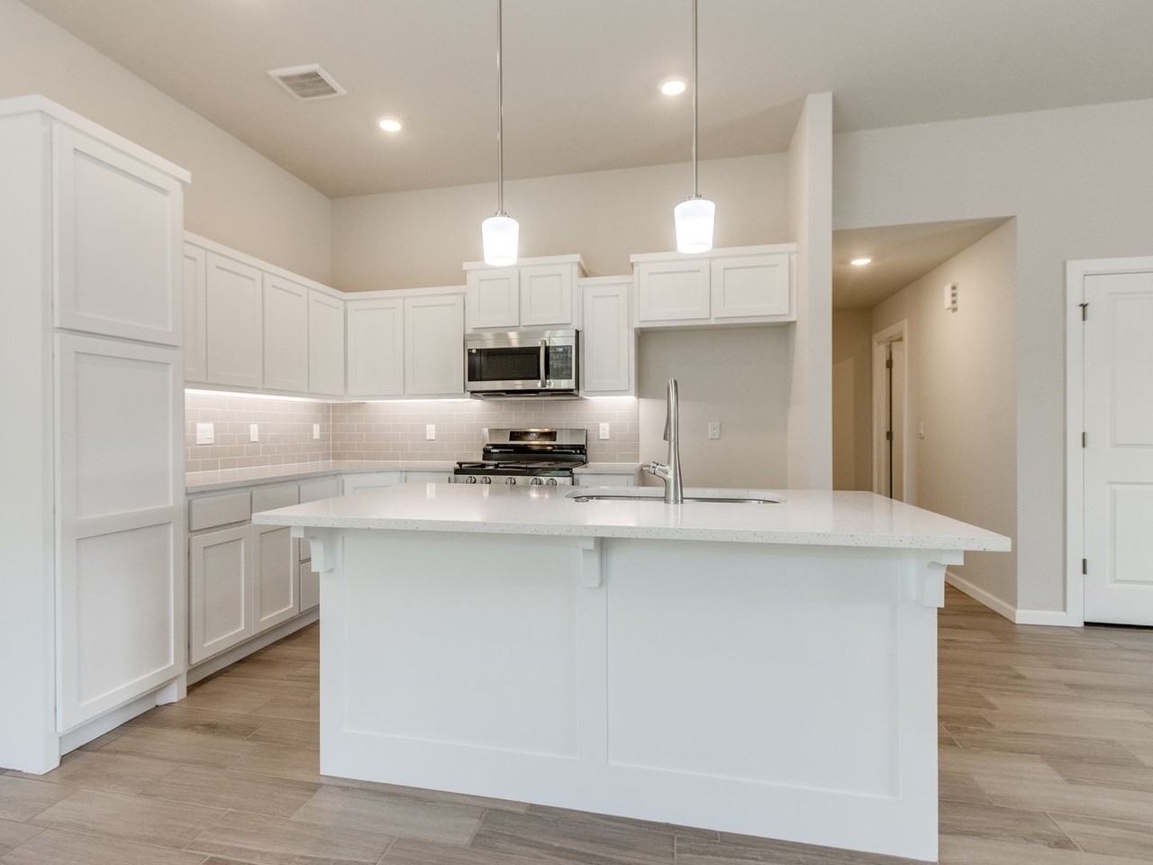 1013 Se 16th Ter - Photo 7 of 17