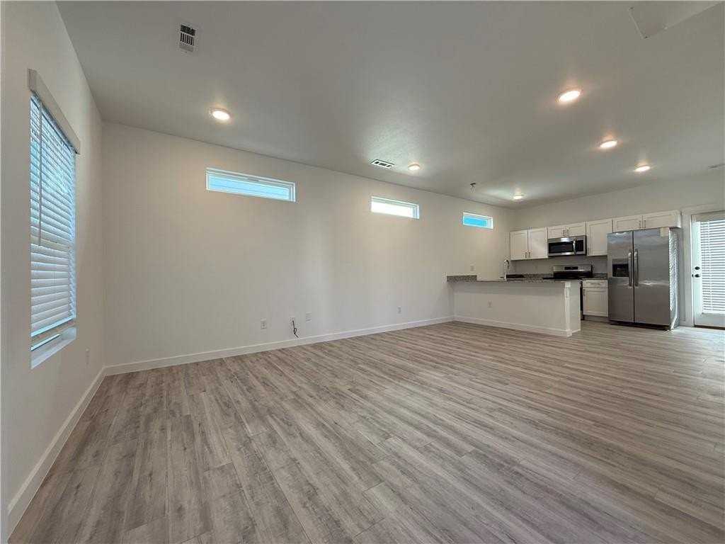 831 States Ave - Photo 4 of 22