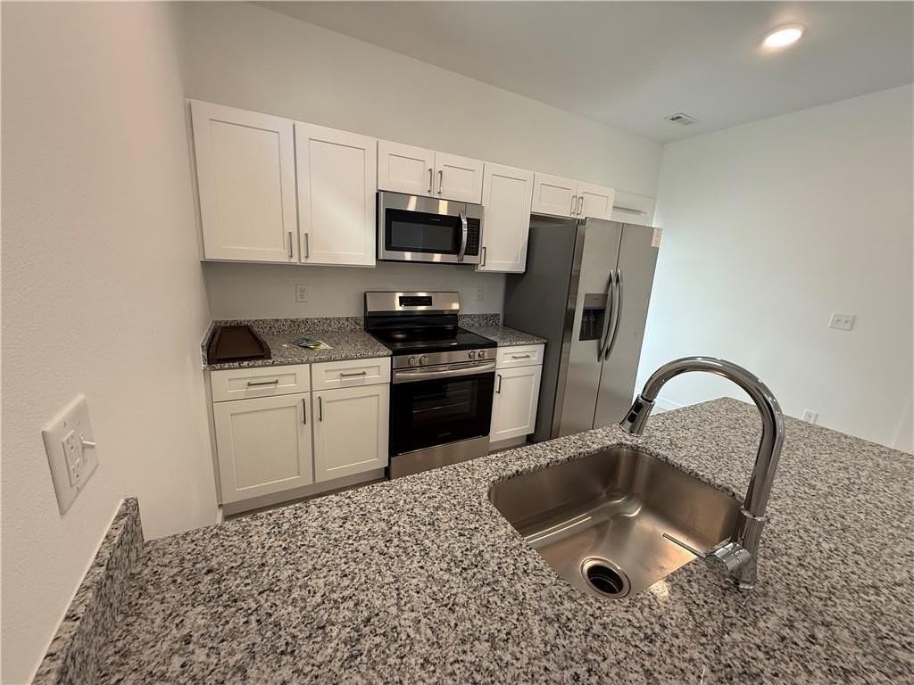 831 States Ave - Photo 6 of 22