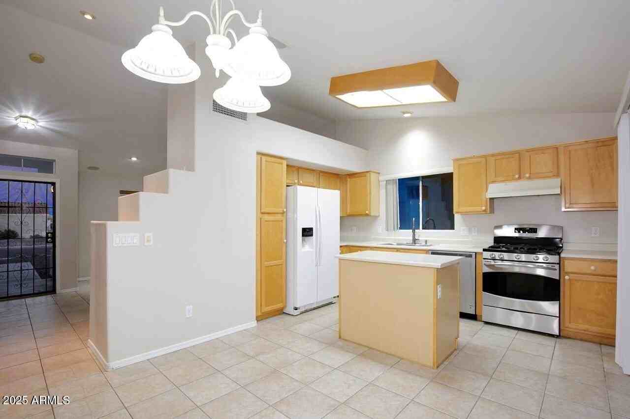 19016 N 52nd Ln - Photo 3 of 33