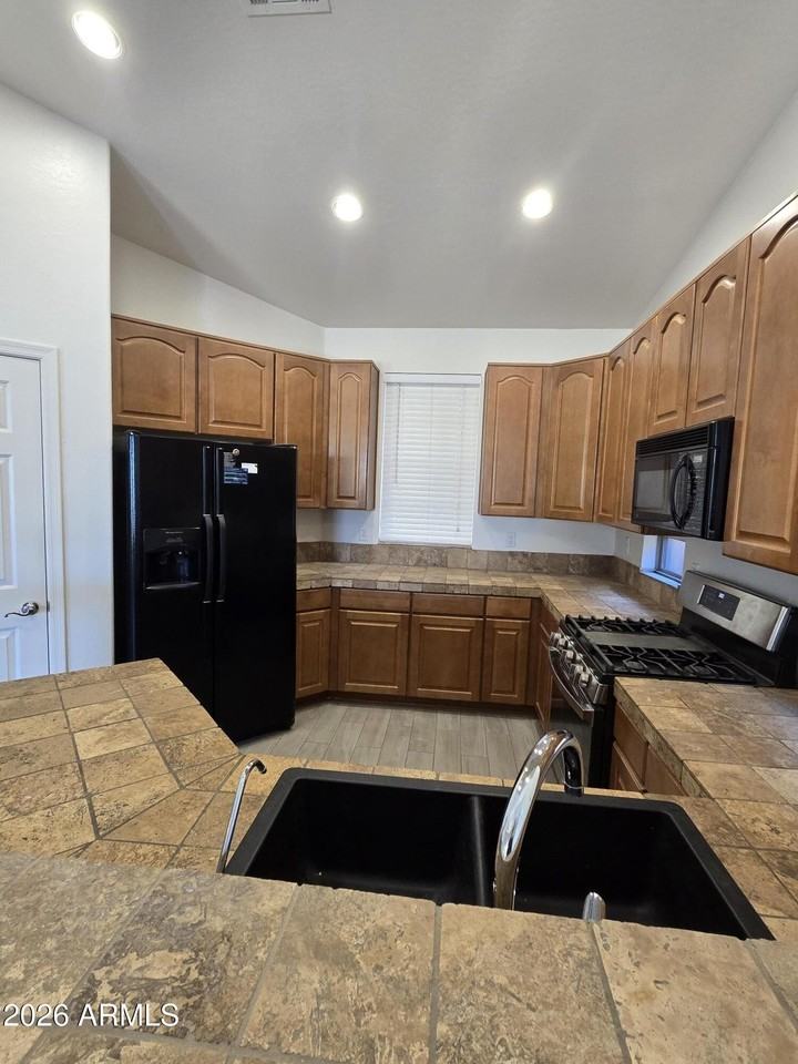 17648 W Buckhorn Dr - Photo 7 of 18