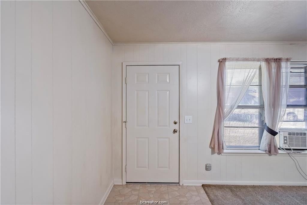 904 N Temple St - Photo 4 of 19