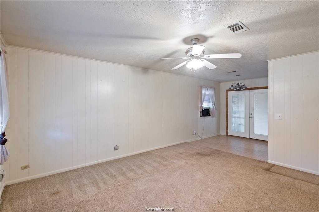 904 N Temple St - Photo 5 of 19