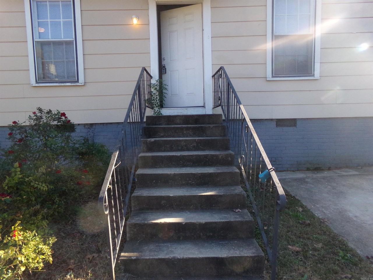 624 W 33rd St - Photo 2 of 18