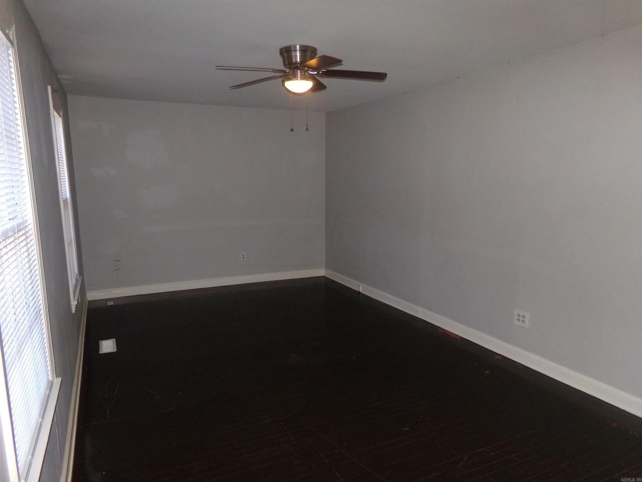 624 W 33rd St - Photo 4 of 18