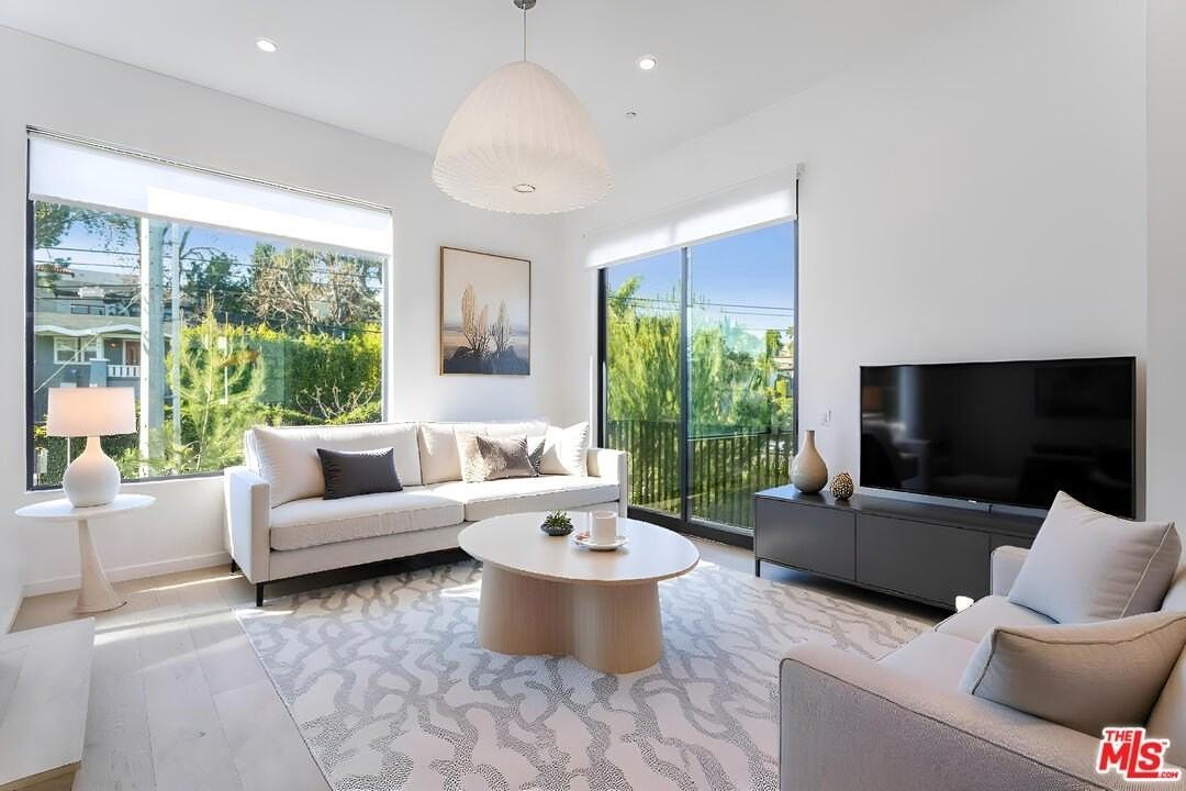 906 N Benton Way - Photo 3 of 24