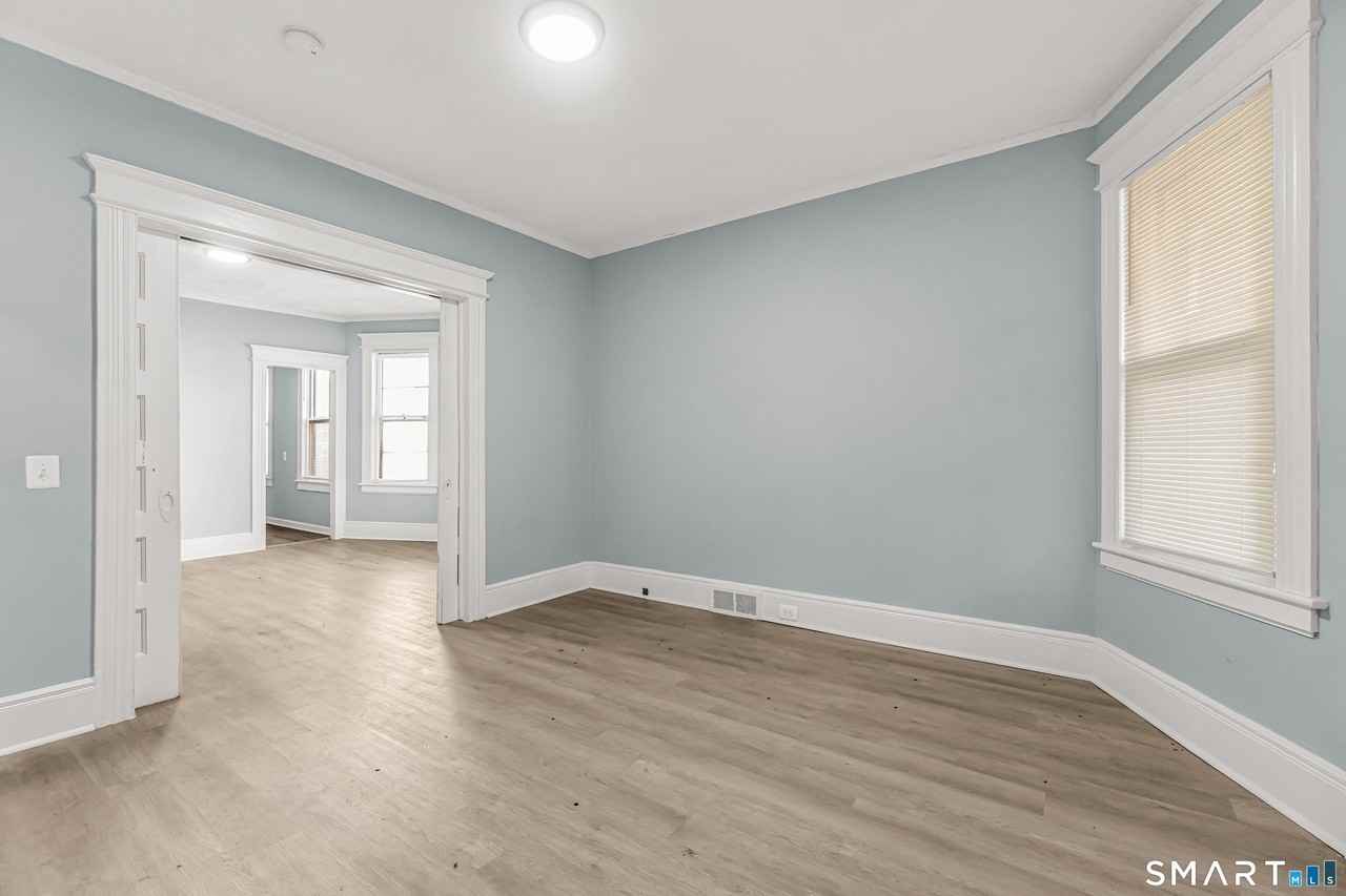 105 Carleton Ave - Photo 4 of 26