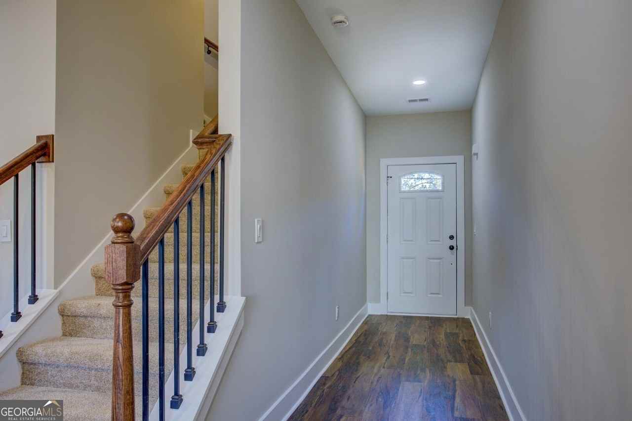 523 E Chappell St - Photo 6 of 33