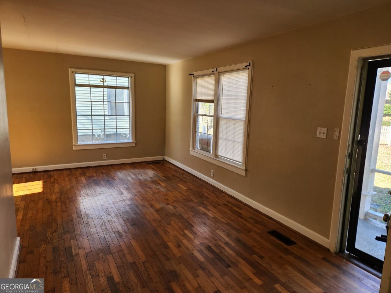 719 Charlton St Nw - Photo 2 of 9