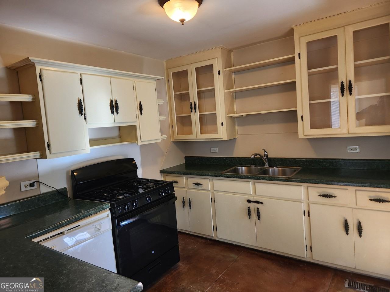 719 Charlton St Nw - Photo 4 of 9