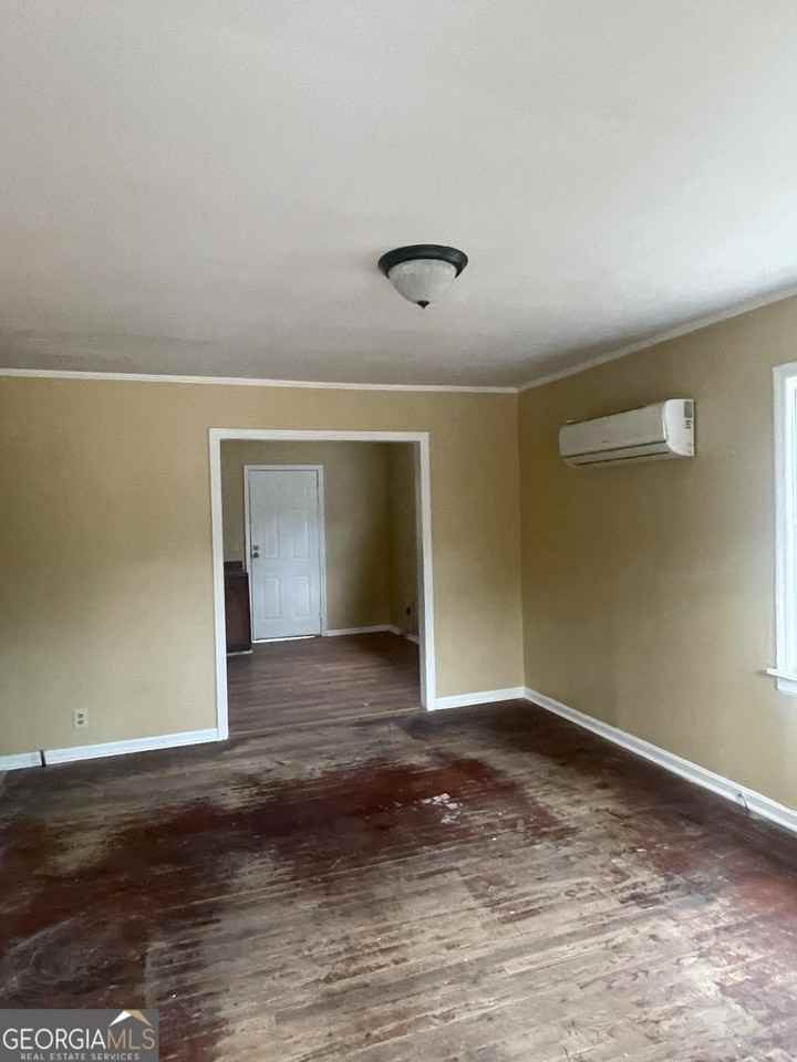 211 Poplar St - Photo 2 of 6