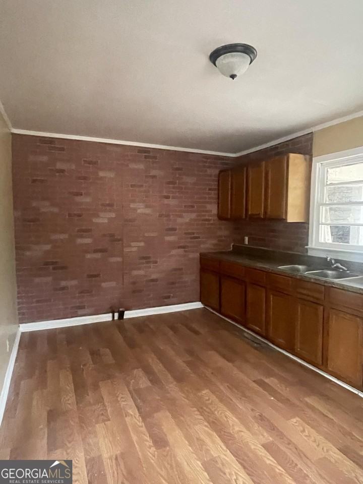 211 Poplar St - Photo 3 of 6