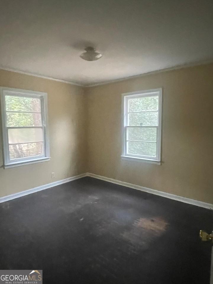 211 Poplar St - Photo 4 of 6