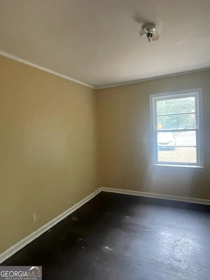 211 Poplar St - Photo 5 of 6