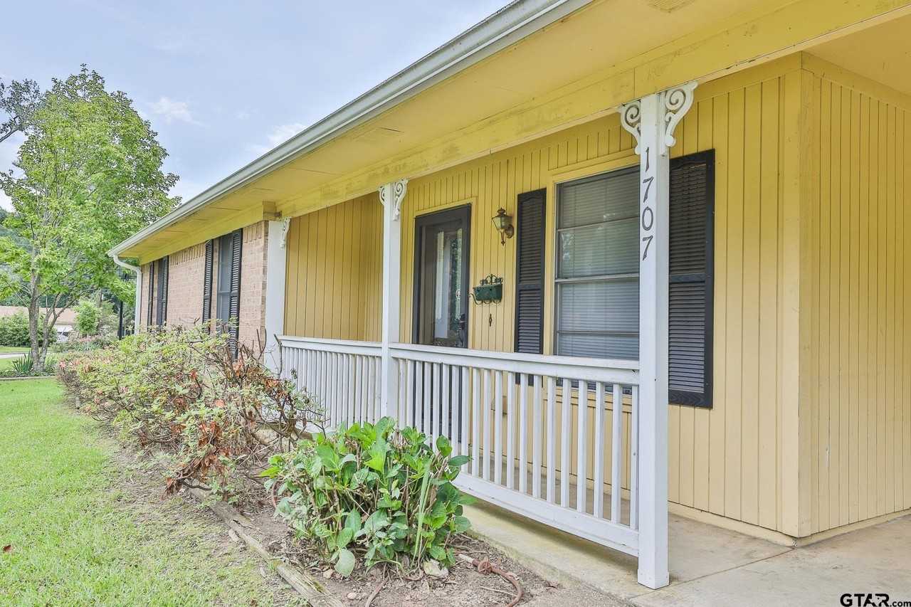 1707 Sampson Dr - Photo 4 of 24