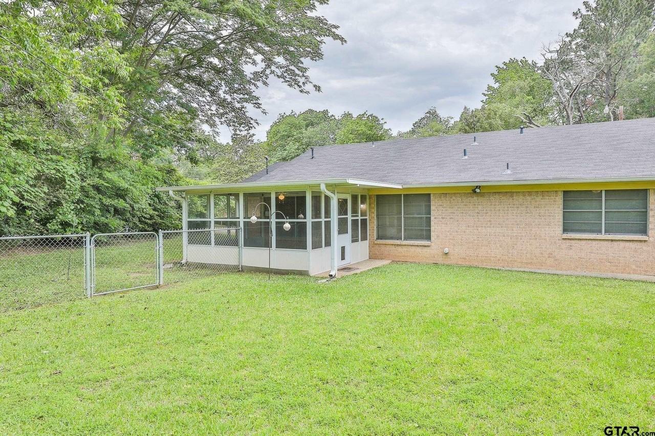 1707 Sampson Dr - Photo 6 of 24