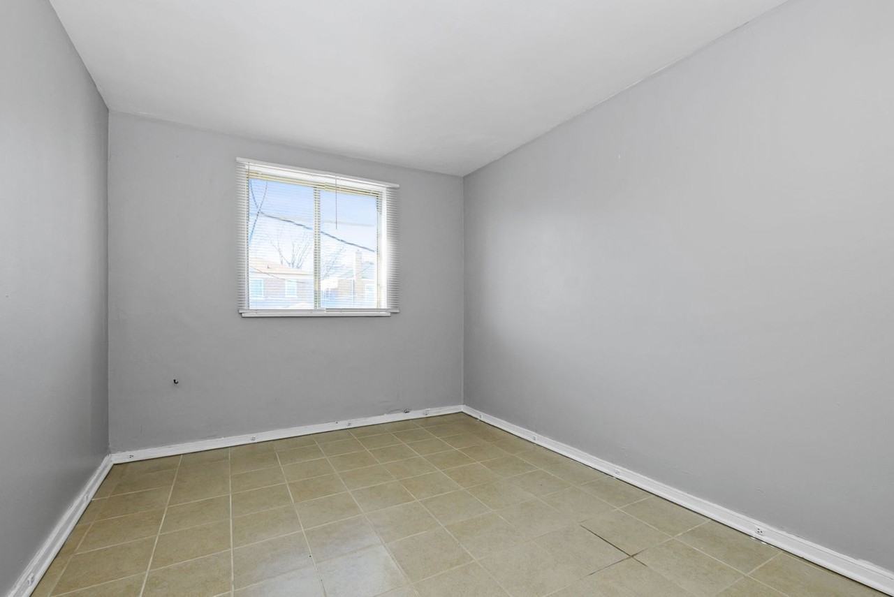 8126 S Western Ave - Photo 2 of 7