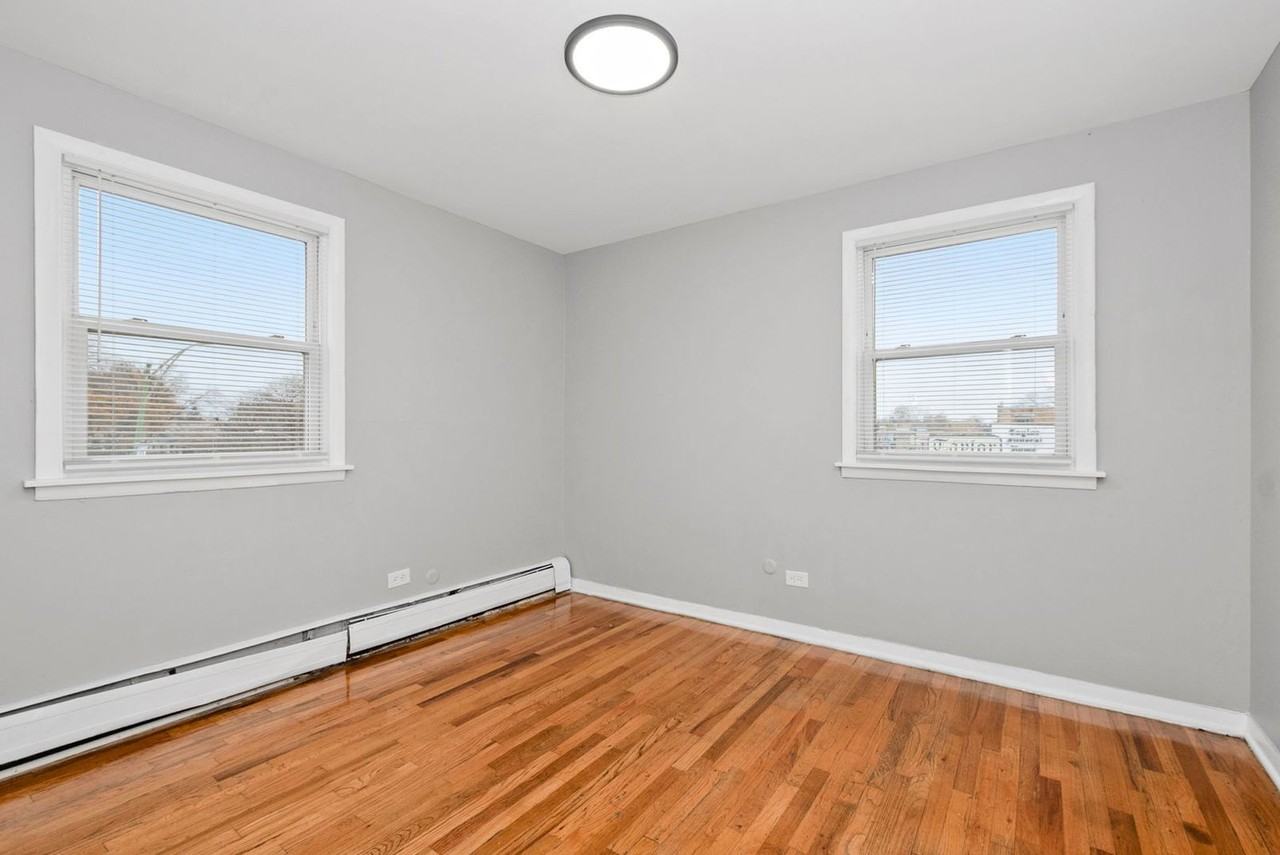 7906 S Wabash Ave - Photo 4 of 6