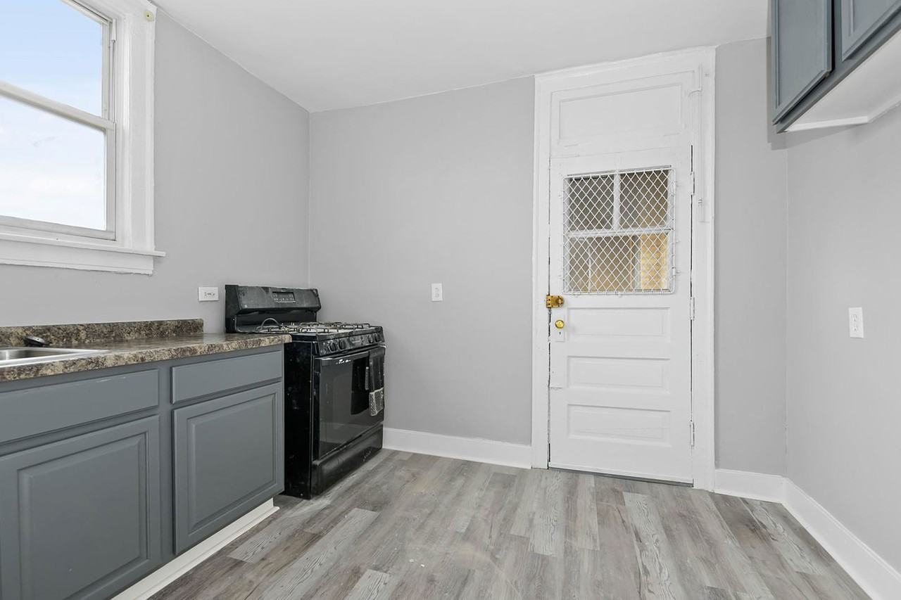 8711 S Morgan St - Photo 5 of 7