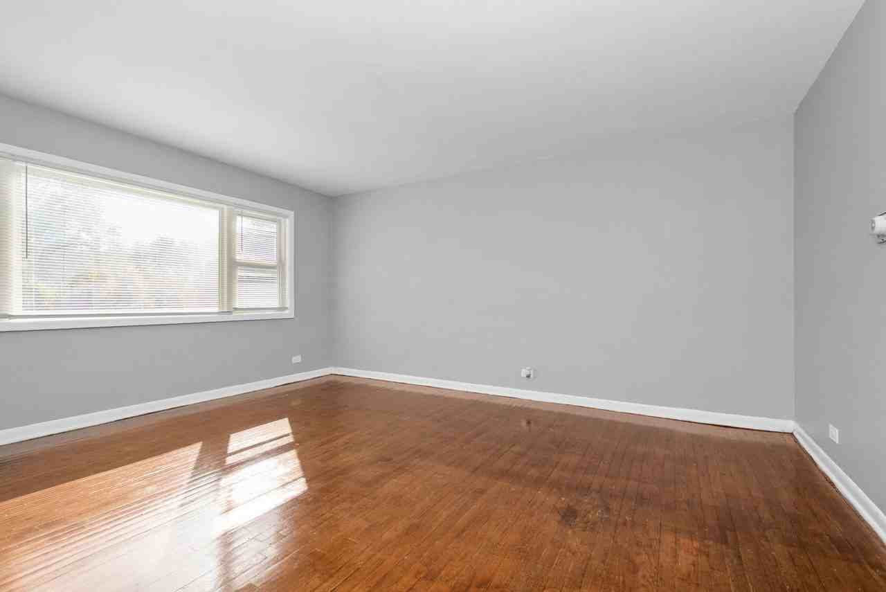 8775 S Beverly Ave - Photo 2 of 8