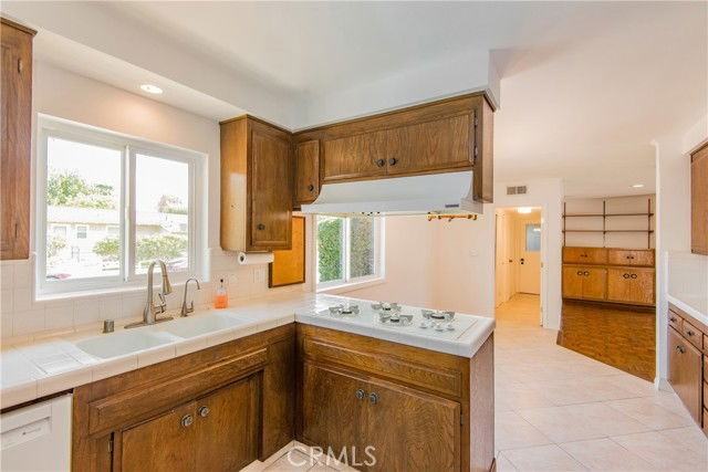 13104 Magnolia Blvd - Photo 4 of 8