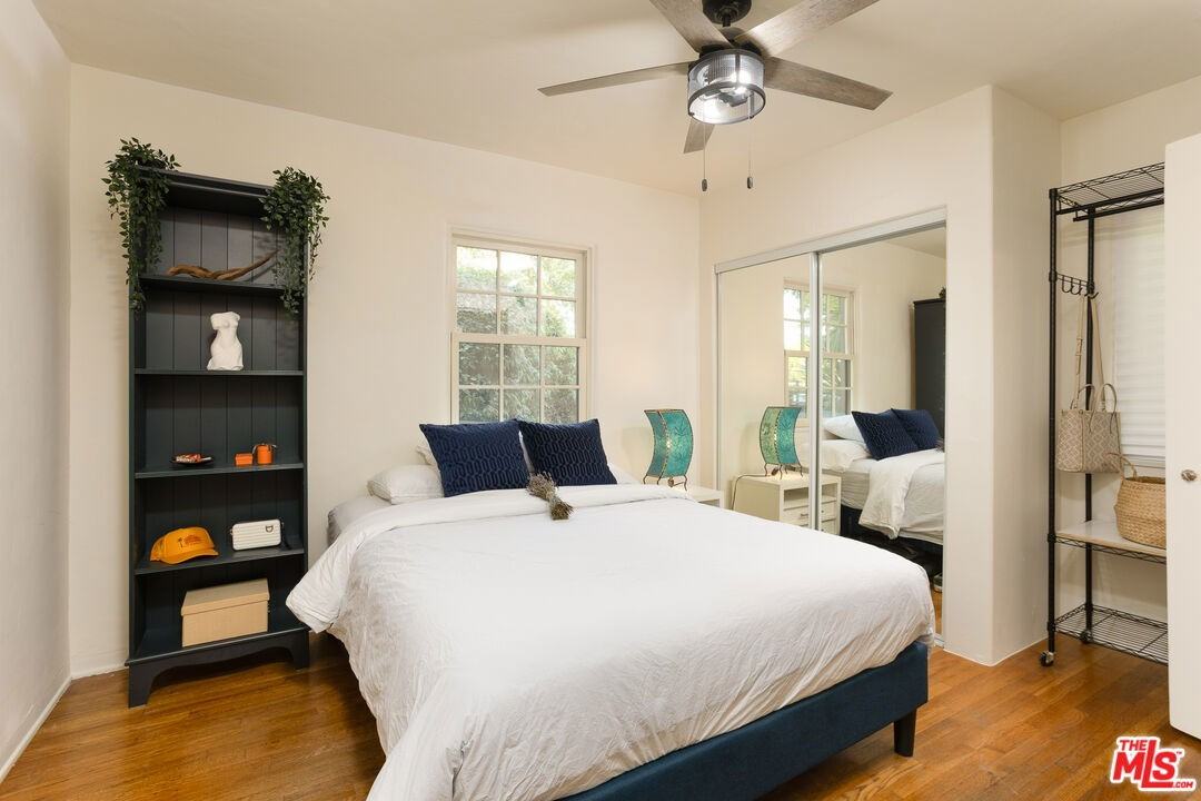 5815 Saloma Ave - Photo 2 of 8