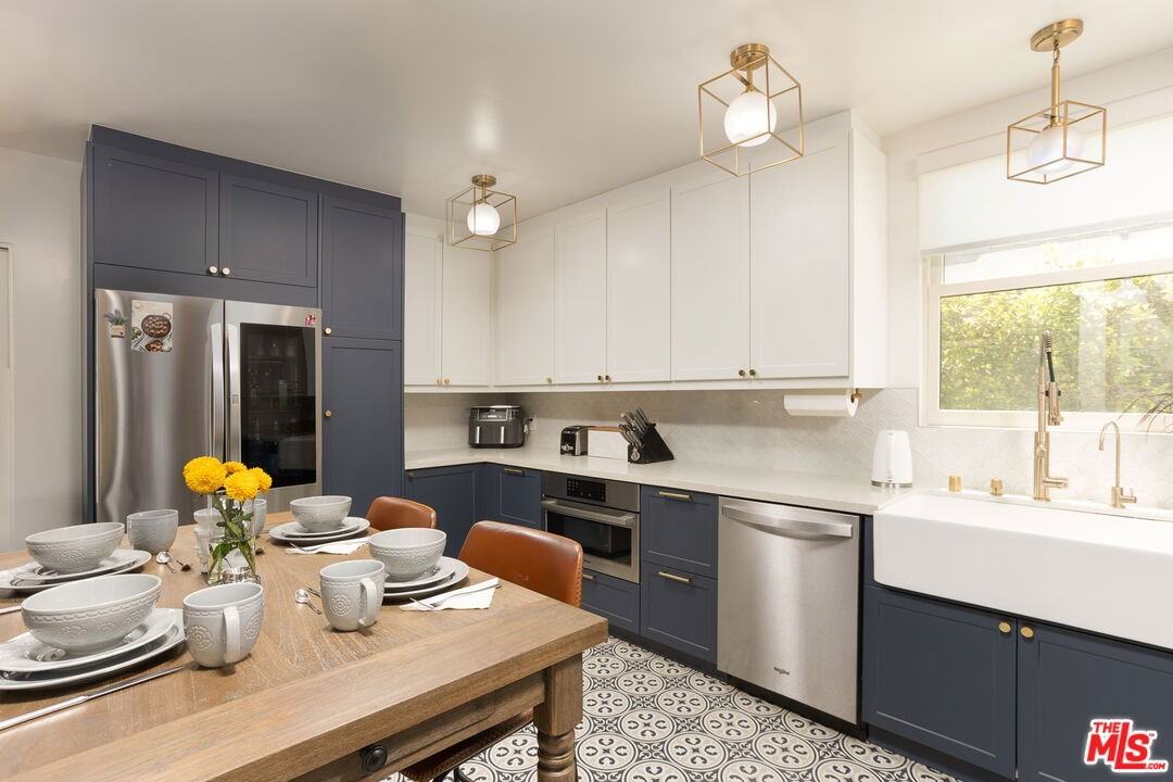 5815 Saloma Ave - Photo 3 of 8