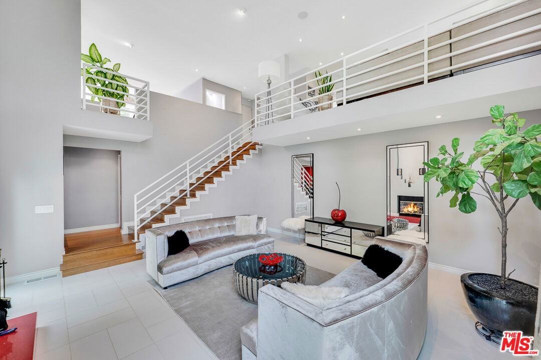 13563 Contour Dr - Photo 3 of 8