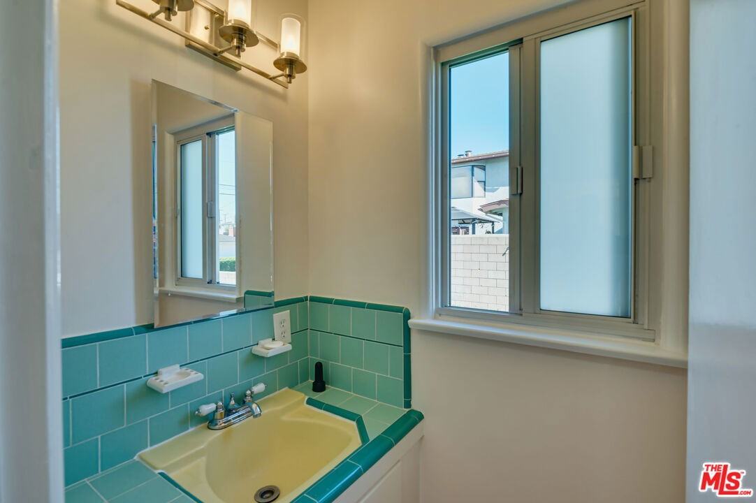 431 W Acacia Ave - Photo 3 of 8