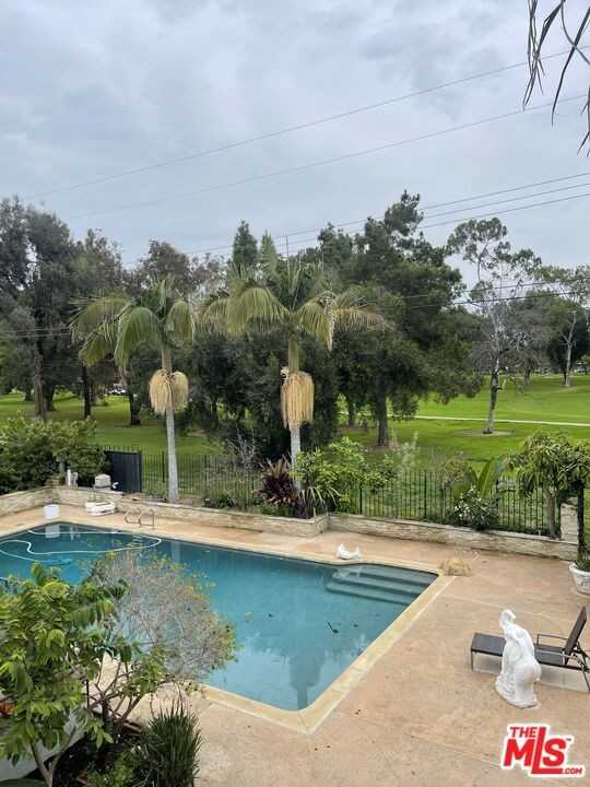 4368 Fairway Dr - Photo 2 of 8