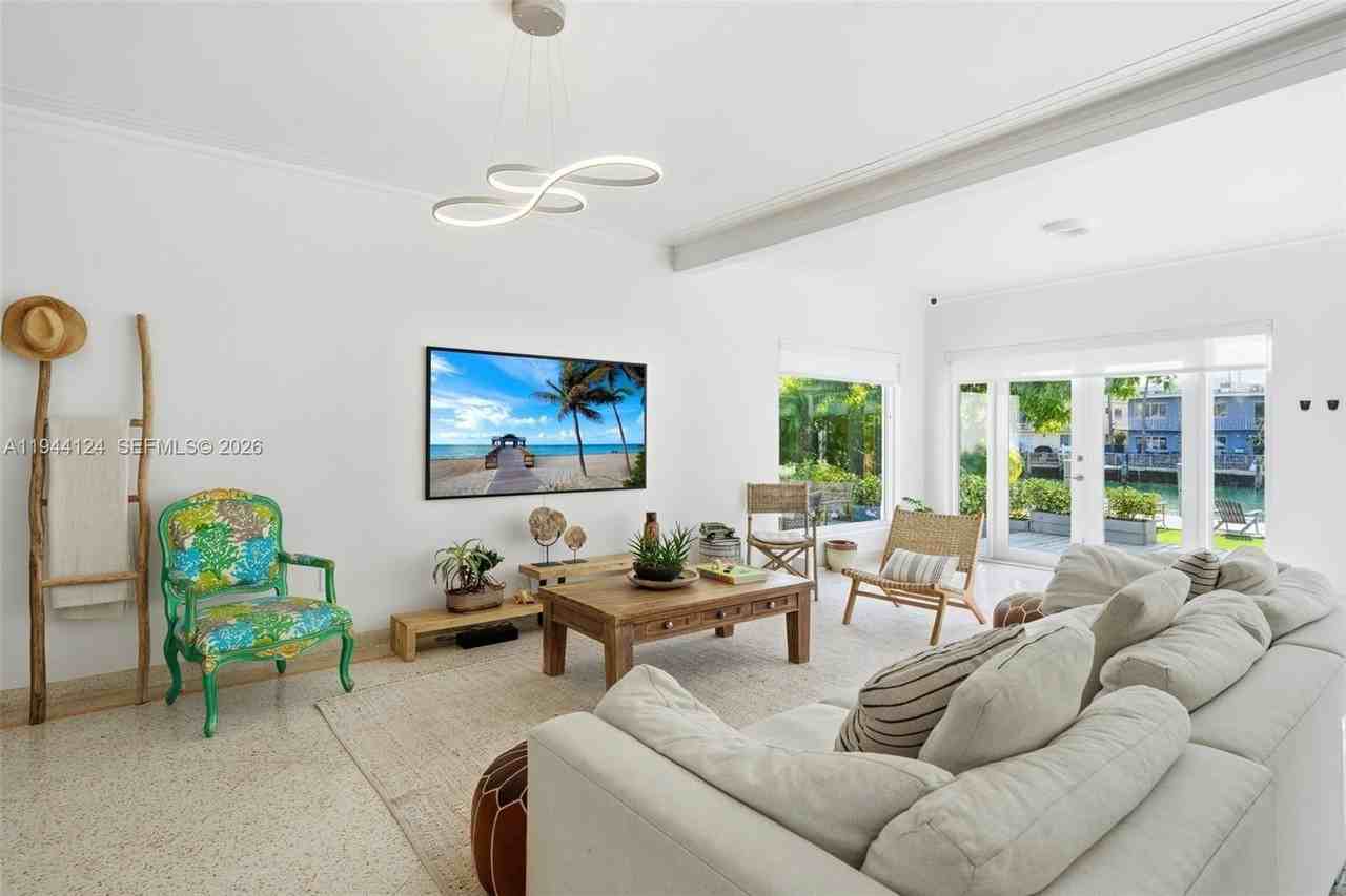 950 S Shore Dr - Photo 3 of 35