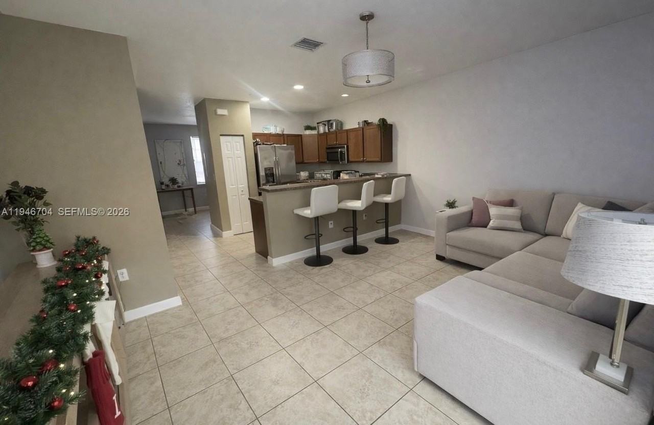 3220 Se 7th St - Photo 3 of 10