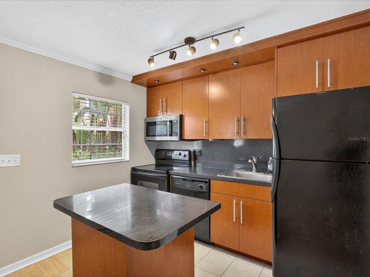 2507 E Central Blvd #21 - Photo 7 of 25