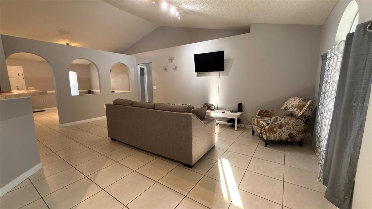 627 Fisher Ct - Photo 7 of 27