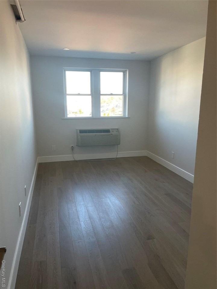 320 Post Ave - Photo 2 of 5