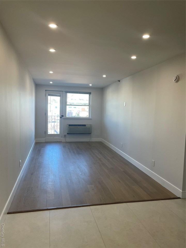 320 Post Ave - Photo 3 of 5