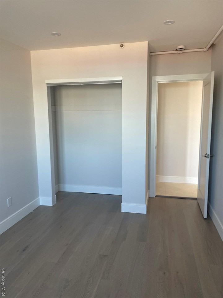 320 Post Ave - Photo 4 of 5