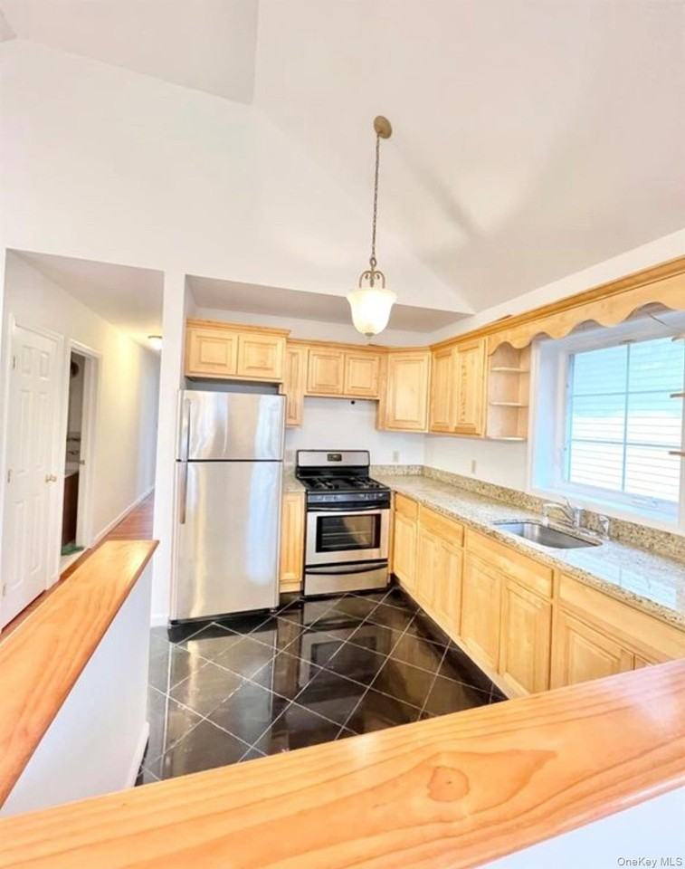 2073 Hering Ave - Photo 2 of 9