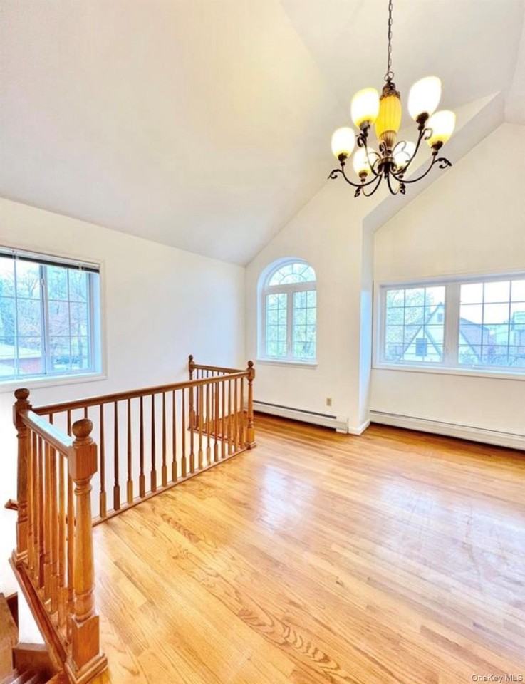 2073 Hering Ave - Photo 4 of 9