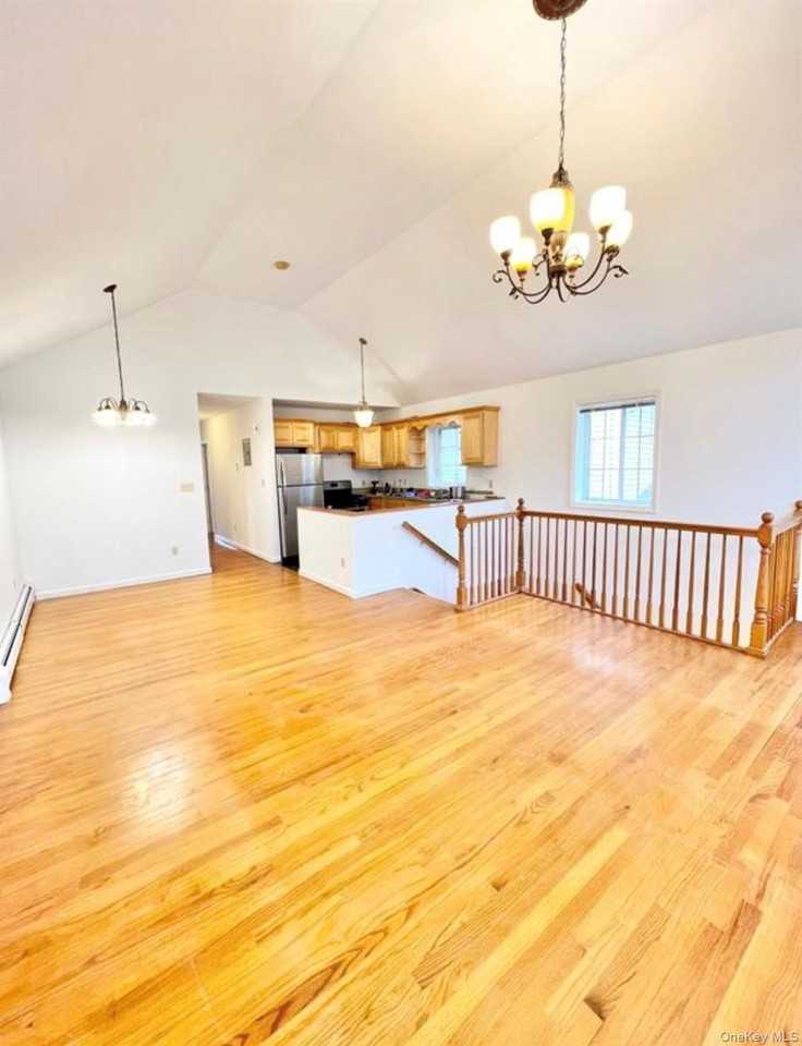 2073 Hering Ave - Photo 5 of 9