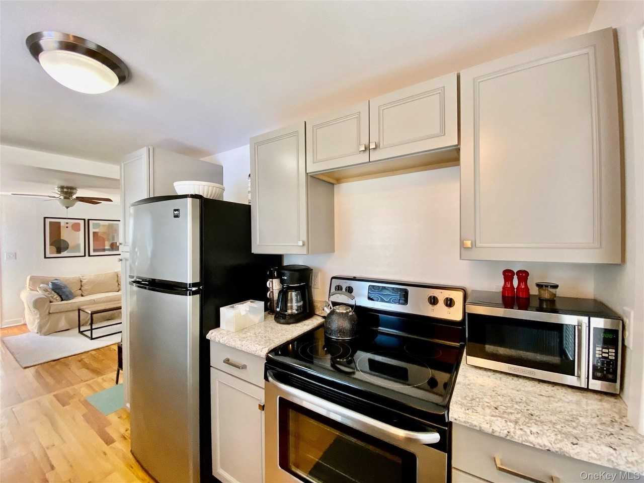 880 Wiggins St - Photo 4 of 8