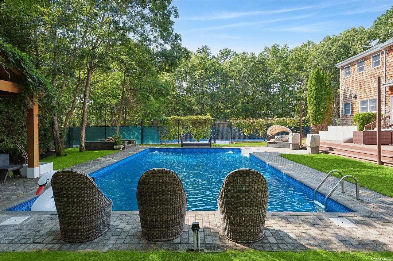 1 Candace Dr - Photo 2 of 22