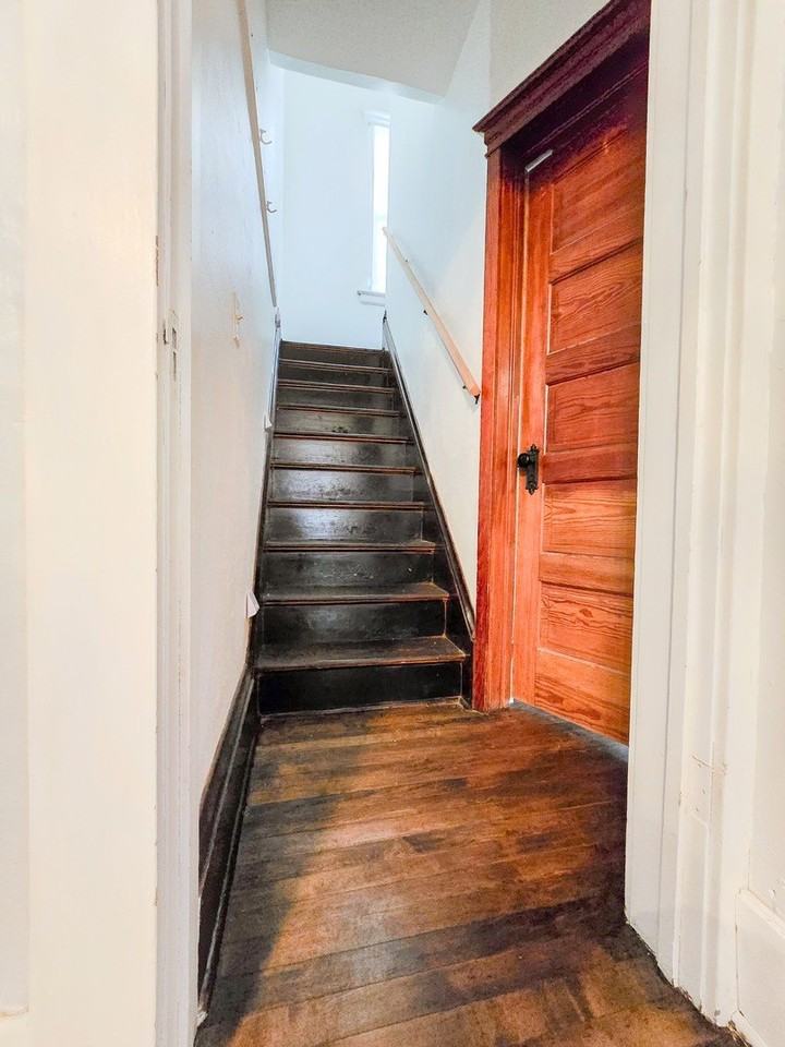 481 Division St - Photo 7 of 12