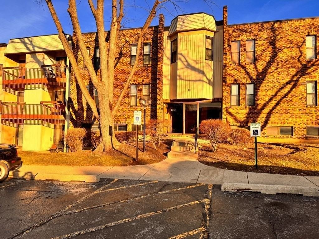 2212 Country Club Dr Apt 6 #6 - Photo 2 of 11