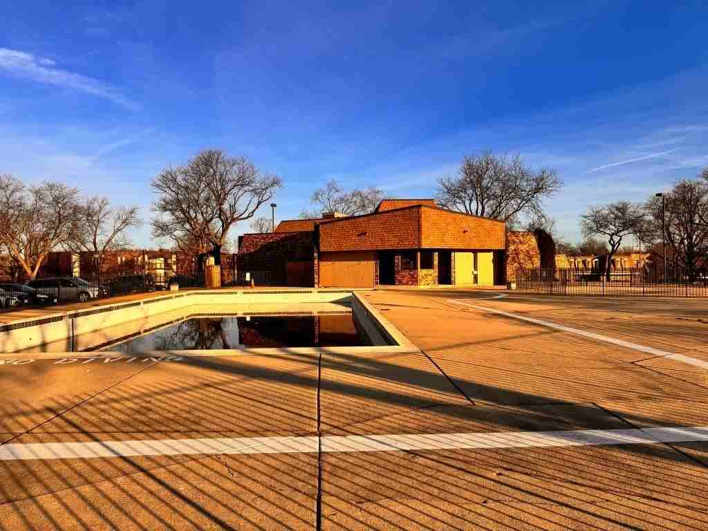 2212 Country Club Dr Apt 6 #6 - Photo 3 of 11