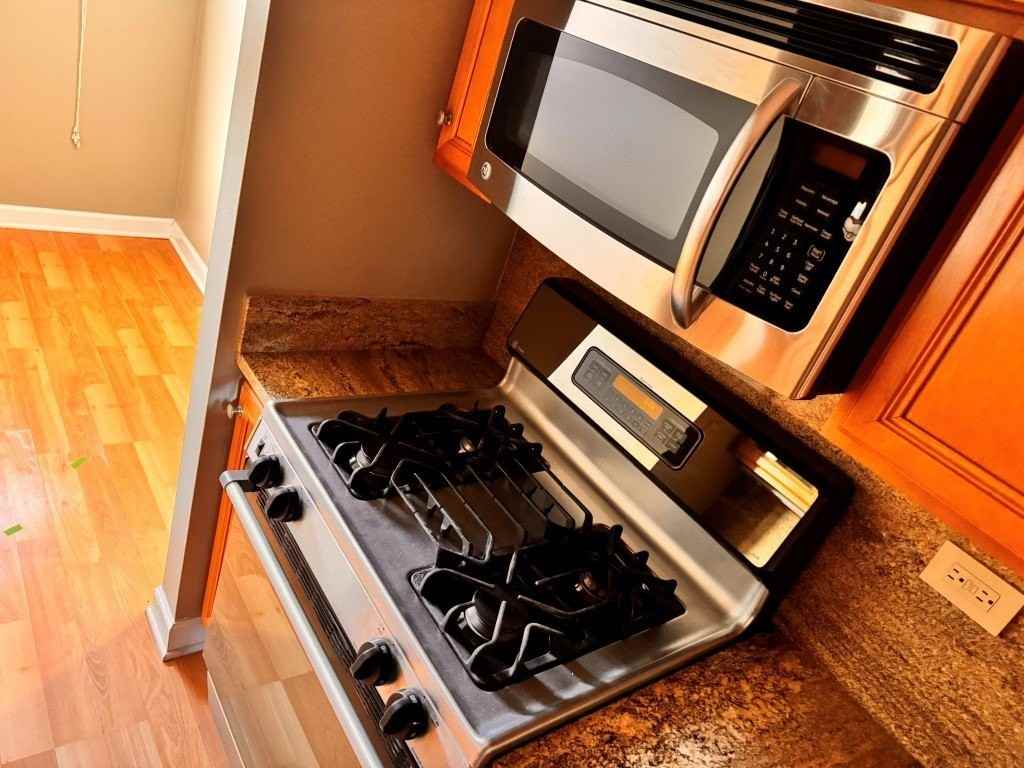 2212 Country Club Dr Apt 6 #6 - Photo 6 of 11