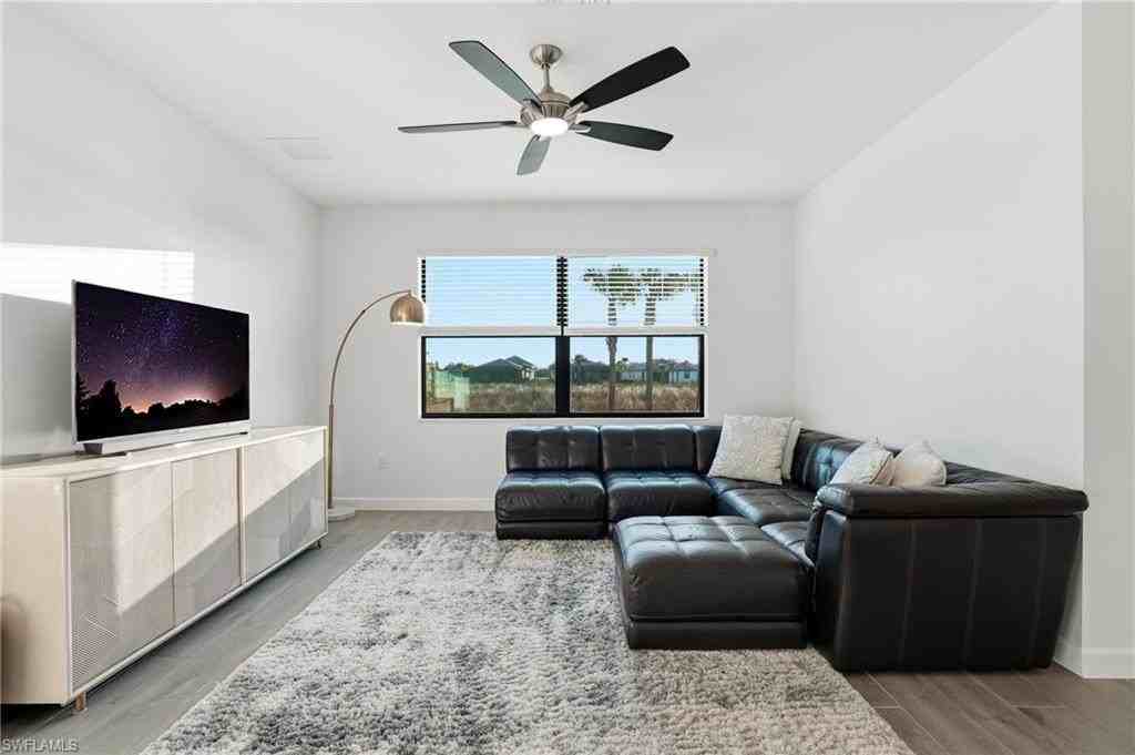 18579 Ives Dr - Photo 3 of 50