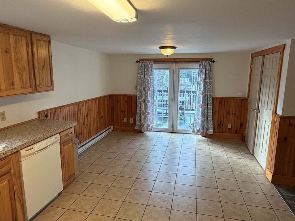 129 Davis St - Photo 4 of 15